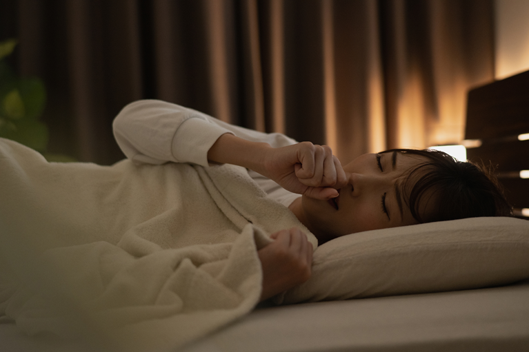 夜中に咳がひどく出るのはなぜ？