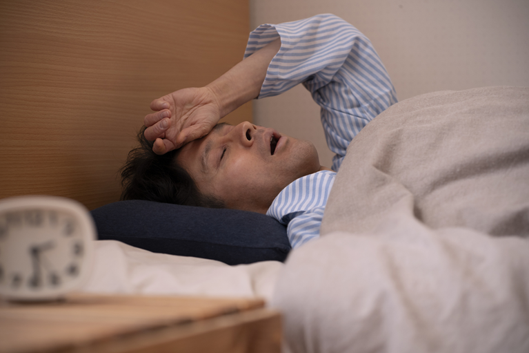 大きないびき・何度も夜中に起きるのは「睡眠時無呼吸症候群」のサインかも