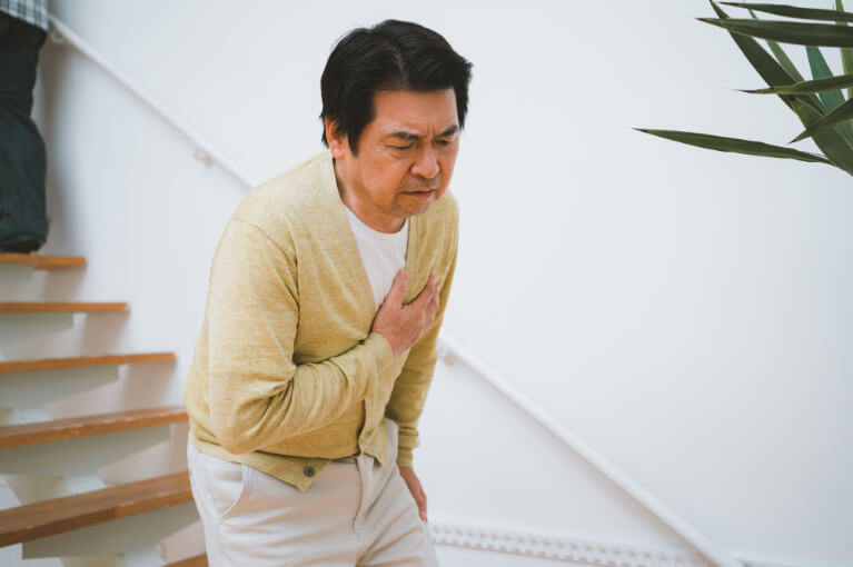 胸(心臓)が痛い・苦しい、締め付けられる痛さでお困りの方へ