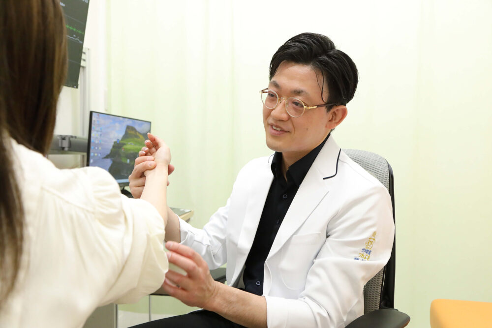 肩から腕にかけて痛みがある方は当院までご相談ください